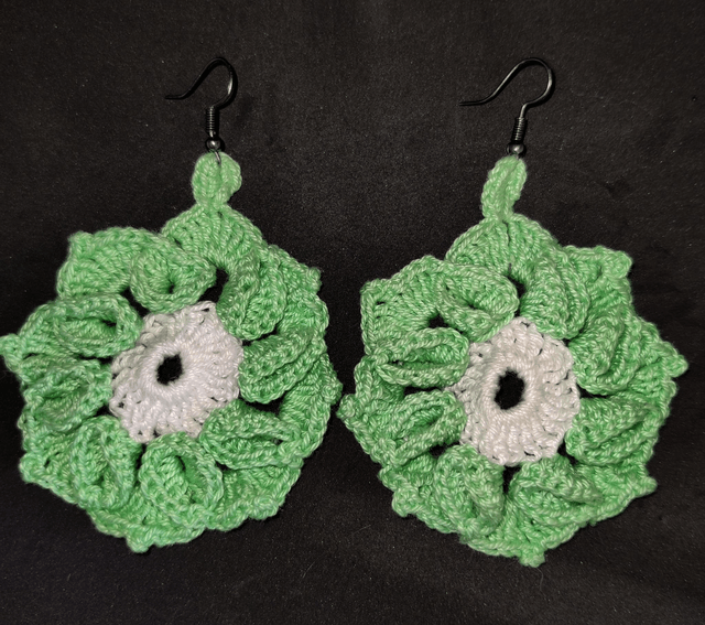 Boucles d'oreilles au crochet fleur relief vert et blanc