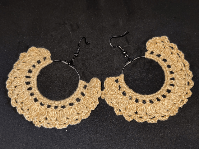 Boucles d'oreilles créoles au crochet beige