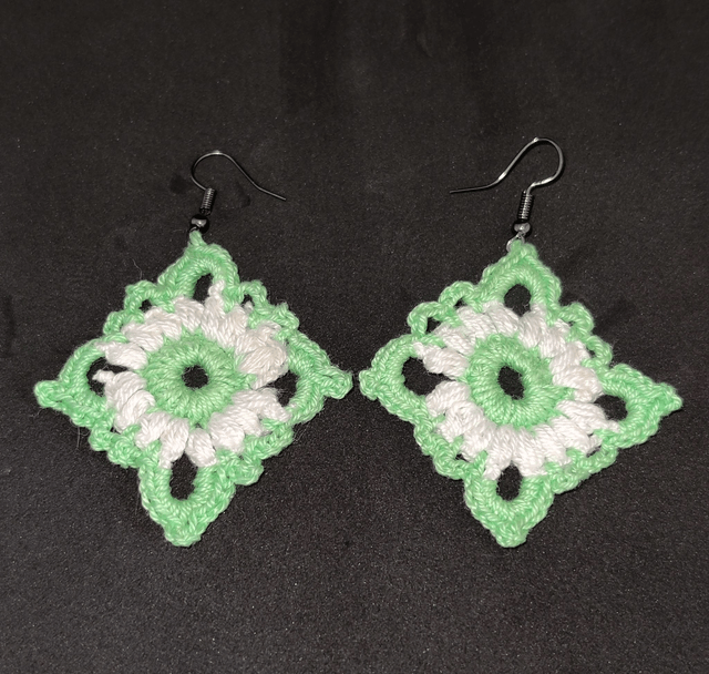 Boucles d'oreilles au crochet carrées 