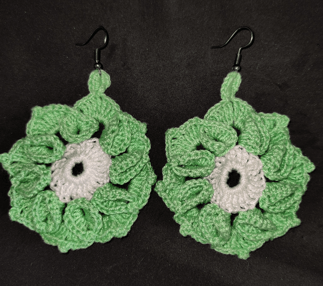 Boucles d&#039;oreilles au crochet fleur relief vert et blanc