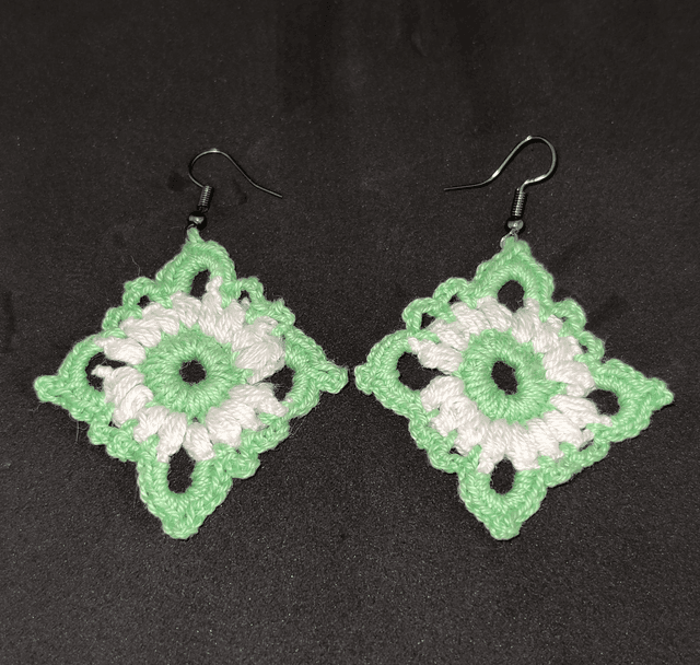 Boucles d&#039;oreilles au crochet carrées 