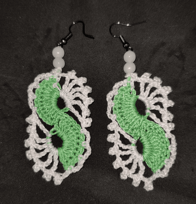 Boucles d&#039;oreilles au crochet &quot;S&quot; Vert et blanc